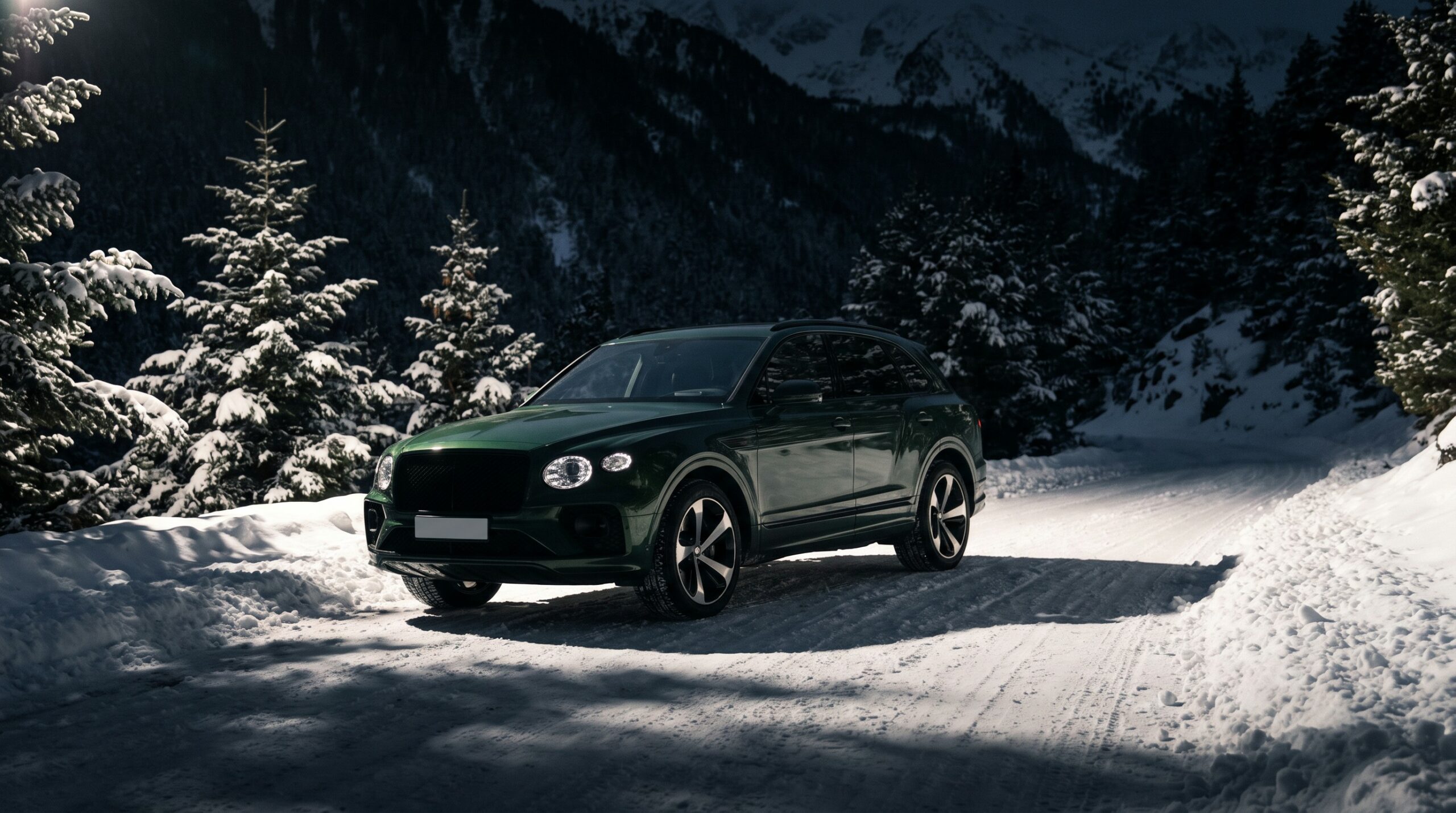 Grand SUV de luxe sur une piste enneigee en Andorre